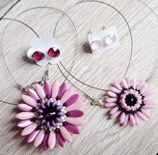 Anya-lánya rózsaszín virágok fülbevalóval